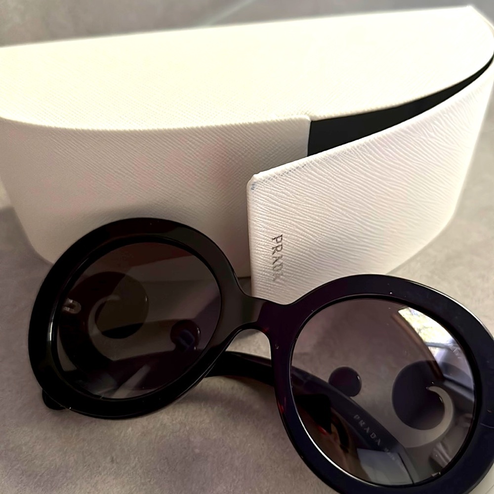 Prada  genuine Sunglasses comes with the case still new made in Italy